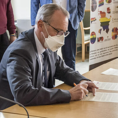 Landrat Dr. Buschmann unterzeichnet die Lübecker Erklärung