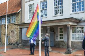 Landrat und Bürgermeister hissen Regenbogenfahne