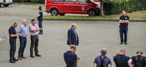 Walter Behrens, Mark Rücker, Michael Schuhmacher-Gutzke und Joachim Tönjes vor den Kamerad*innen