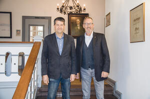 Zu sehen sind v.l.n.r. der Naturschutzbeauftragte Gerd Kämmer sowie Landrat Dr. Wolfgang Buschmann.