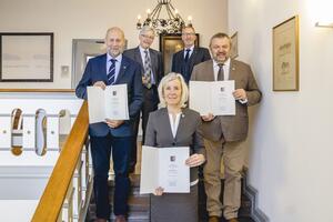 Zu sehen sind Kreispräsident Ulrich Brüggemeier und Landrat Dr. Wolfgang Buschmann sowie die drei ausgezeichneten Persönlichkeiten Andreas Thiessen, Petra Bülow und Peter Hopfstock.