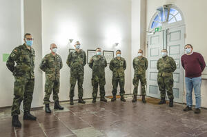 Links im Bild Oberstleutnant Frank Collatz, Verbindungsstabsoffizier Zivil-Militärische-Zusammenarbeit. Daneben Soldat*innen, die die Corona-Stabsstelle des Kreises unterstützen. Rechts im Bild Stabsstellen-Leiter Christian Ebeling.