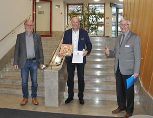 Zu sehen sind v.l.n.r. Ausschussvorsitzender Peter Wittenhorst, Preisträger Uwe Baurhenne und Kreispräsident Brüggemeier