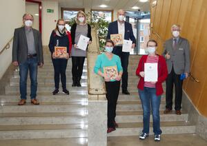 Zu sehen sind alle Preisträger*innen mit dem Ausschussvorsitzenden Peter Wittenhorst und Kreispräsident Ulrich Brüggemeier. V.l.n.r.: Ausschussvorsitzender Peter Wittenhorst, 3. Platz: Sarah Marxen (Schleswiger Werkstätten), Katja Reimer (Schleswiger Werkstätten), vorne 2. Platz: Yvonne Huber, Astrid Franke (Geschäftsführerin Penomanten Verlag), Hinten 1. Platz: Uwe Baurhenne, Kreispräsident Ulrich Brüggemeier