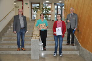 Zu sehen sind  v.l.n.r. der Ausschussvorsitzende Peter Wittenhorst, Yvonne Hubert und Geschäftsführerin Astrid Franke vom Penomanten Verlag GmbH und Kreispräsident Ulrich Brüggemeier