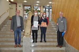 Zu sehen sin v.l.n.r. der Ausschussvorsitzende Peter Wittenhorst, Katja Reimer (Schleswiger Werkstätten), Sarah Marxen (Schleswiger Werkstätten) und Kreispräsident Ulrich Brüggemeier. Es fehlt Klaus-Peter Katzer