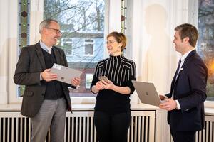 Zu sehen sind v.l.n.r. Landrat des Kreises Schleswig-Flensburg, Dr. Wolfgang Buschmann, Oberbürgermeisterin der Stadt Flensburg, Simone Lange und Landrat des Kreises Nordfriesland, Florian Lorenzen