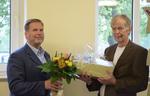 Leiter der Kulturstiftung, Dirk Wenzel, überreicht Wolfgang Thiele einen Blumenstrauß