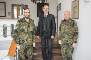 Zu sehen sind Oberst Axel Schneider (rechts im Bild), Kommandeur Landeskommando Schleswig-Holstein, und Oberstleutnant Frank Collatz, Leiter Kreisverbindungskommando Schleswig-Flensburg, welche sich mit Landrat Dr. Wolfgang Buschmann über die zivil-militärische Zusammenarbeit im Kreis Schleswig-Flensburg austauschen.
