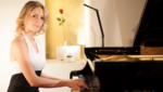 Pianistin Jamina Gerl am Klavier
