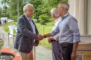 Landrat Dr. Buschmann und Kreispräsident Ulrich Brüggemeier begrüßen Schleswigs Bürgermeister Stephan Dose