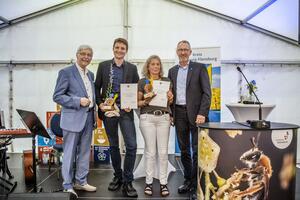 Verleihung des Innovationspreises (v.l.n.r.) Kreispräsident Ulrich Brüggemeier. Lars Engelhard, Julia Jacobsen und Landrat Dr. Wolfgang Buschmann