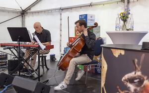 Rainer und Samuel Selle begleiteten musikalisch den Sommerempfang