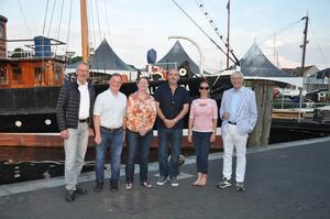 Landrat Dr. Wolfang Buschmann (links) und Kreispräsident Ulrich Brüggemeier (rechts) freuen sich mit David Howarth, Angela Turner, Paul Foster und Aniela Bylinski Gelder (v.l.n.r.) auf den künftigen Austausch