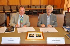 Mayor David Howarth (links) und Kreispräsident Ulrich Brüggemeier (rechts)bei der Unterzeichnung der Ergänzung der bestehenden Partnerschaftsvereinbarung