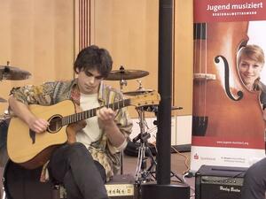 Lukas Hein spielt die Gitarre
