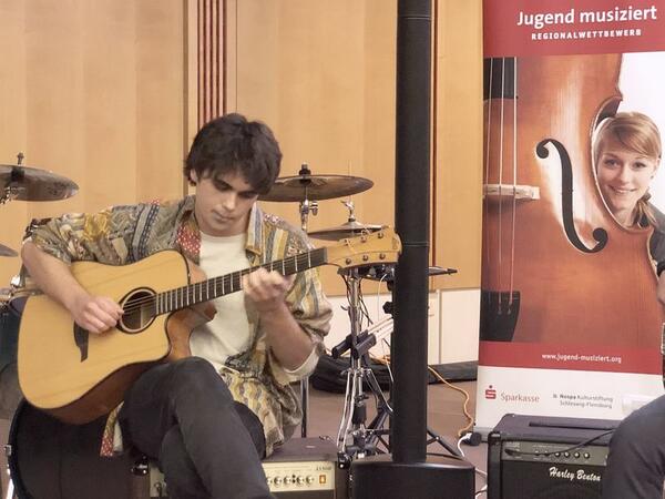 Lukas Hein spielt die Gitarre