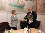 Herr Birkner überreicht Frau Henke-Carstensen einen Blumenstrauß
