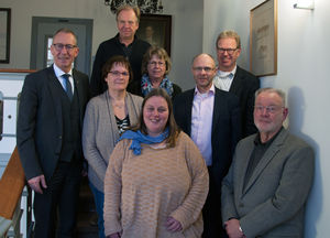 Geschäftsführer von pro familia Reiner Johannsen, Landrat Dr. Wolfgang Buschmann, Vorstand Frauenzentrum Schleswig e.V Magdalena Kiffmeier-Göttsche, Fachbereichsleiterin Soziales Heike Albert, Geschäftsführer Sozial Forum e.V. Stephan Hartung, Geschäftsführer Diakonisches Werk im Kirchenkreis Schleswig-Flensburg Ernst-Otto Löwenstrom stehen auf einer Treppe.