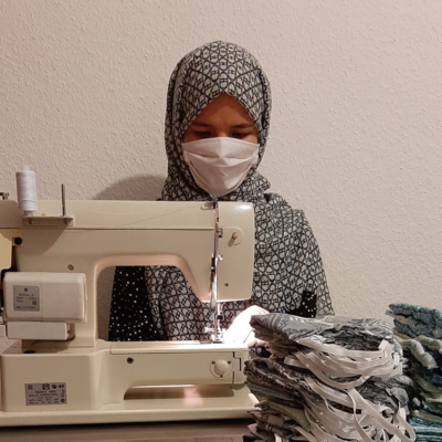 Fatemeh Mozafari, eine Beteiligte des Projekts, arbeitet mit einer Nähmaschine.