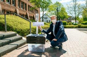 Der Leiter der Straßenverkehrsbehörde Jan Wiese mit der Zulassungsbox.