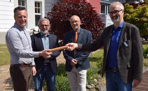 Klaus-Peter Katzer gibt den Staffelstab und damit auch die Projektleitung an Dr. Alexander Berger weiter.