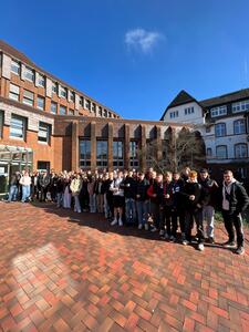 Gruppenfoto der Schülerinnen und Schüler der neunten Klassen der Gemeinschaftsschule Schafflund, die am Planspiel Jugend im Kreistag teilnahmen.