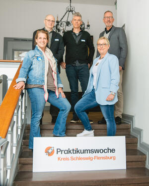 Foto: Holten gemeinsam die Praktikumswoche in den Kreis Schleswig-Flensburg: Alexandra Florek (Projektleitung und Koordinatorin Übergang Schule-Beruf), Dietmar Riedelsdorf (Jobcenter Schleswig-Flensburg), Torsten Köster (Kinder- und Jugendförderung), Joanna Wilkonska-Malla (Migrationsmanagement) und Landrat Dr. Wolfgang Buschmann (v. l. n. r.).