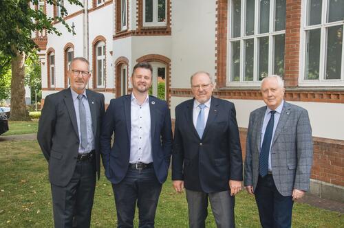 Landrat Dr. Buschmann mit dem Kreispräsidenten und seinen Stellvertretern