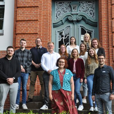 Elf Nachwuchskräfte vor dem Kreishaus