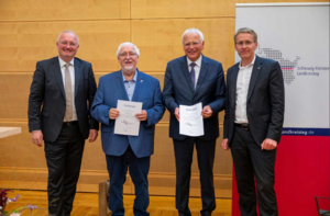 Der neu gewählte Vorsitzende des Schleswig - Holsteinischen Landkreistages Dr. Henning Görtz mit den ehemaligen Vorsitzenden Ingo Degner und Reinhard Sager. Ehrung durch Ministerpräsident  Daniel Günther