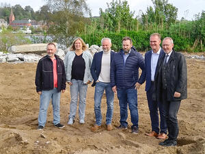 Landrat Dr. Wolfgang Buschmann, der Vorsitzender der Kreistagsfraktion der CDU Thomas Dethlefsen, der stellvertretender Bürgermeister der Stadt Schleswig Henrik Vogt, Leiter des Fachbereiches Regionalentwicklung, Bau und Umwelt des Kreises Schleswig-Flensburg Thorsten Roos, die Vorsitzende der Kreistagsfraktion Bündnis90/Die Grünen Uta Bergefeld und der Vorsitzende der Kreistagsfraktion des SSW Ingo Reimer (v. r. n. l.) freuen sich, dass es endlich los geht!