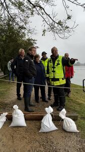 Hochwasser im Kreis Schleswig-Flensburg: Landrat Dr. Buschmann macht sich gemeinsam mit Ministerpräsident Daniel Günther und Innenministerin Sütterlin-Waack ein Bild von der Lage in Arnis