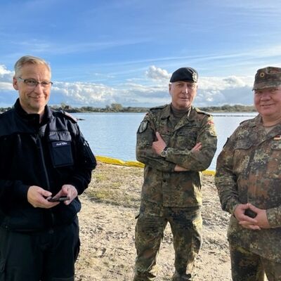 Arnis Hochwasser: (v.l.n.r.): Stellvertretender Gemeindewehrführer Axel Kühn, Oberst Axel Schneider (Landeskommando), Oberstleutnant Senkbeil