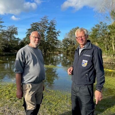 Arnis Hochwasser: Der Bürgermeister von Arnis, Jens Matthiesen, und Fachdienstleiter Ordnungsangelegenheiten Rainer Stiemcke im Gespräch