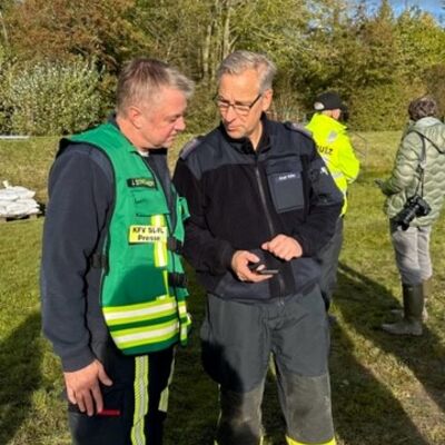 Arnis Hochwasser: Jan Ströhmer aus dem Presseteam des Kreisfeuerwehrverbandes im Gespräch mit dem stellvertretenden Gemeindewehrführer Axel Kühn