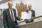 Landrat Doktor Buschmann und Regionalentwickler Mathias Jahnke halten den Förderbescheid in der Hand.