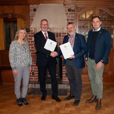 Auf diesem Bild sind Susanne Weidemann (Fachdienstleiterin Schule und Sport des Kreises), Landrat Dr. Wolfgang Buschmann, Wolfhard Kutz (Amtsvorsteher Amt Süderbrarup) und Normen Strauß (Amt Süderbrarup) zu sehen.