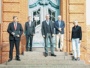 Die Beteiligten des Gesprächs zum Wikingeck stehen auf der Treppe zum Kreishaus