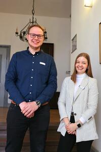Ausbildungsleiterin Jule Petersen mit dem neuen Studenten