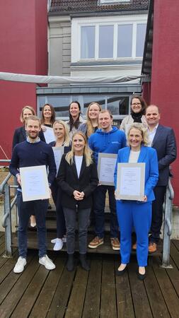 Gruppenfoto der Preisträgerinnen und Preisträger mit Staatssekretärin Julia Carstens