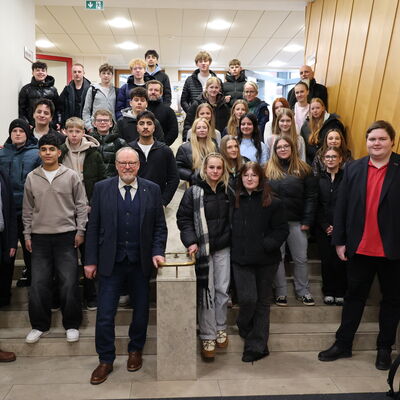 Jugend im Kreistag 2026 - Die Sch&uuml;lerinnen, Sch&uuml;ler und Lehrkr&auml;fte der Gemeinschaftsschule Schafflund vom 27.01.2026 sowie Kreispr&auml;sident Walter Behrens, der Kreistagsabgeordnete Johannes Nicholas N&ouml;lting und Ralph Schmidt, 1. Vorsitzender des Kreisjugendrings Schleswig-Flensburg e.V..