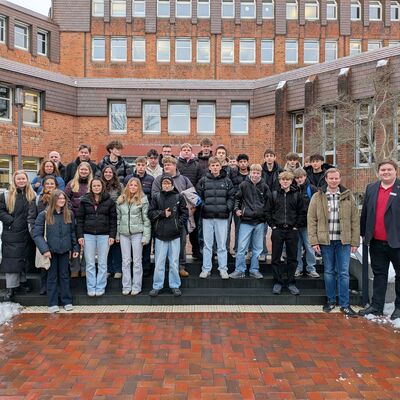 Jugend im Kreistag 2026 - Die Sch&uuml;lerinnen, Sch&uuml;ler und Lehrkr&auml;fte der Gemeinschaftsschule Schafflund vom 28.01.2026 sowie die Kreistagsabgeordneten Kreistagsabgeordneten Tom Lennart Hohenwald, Johannes Nicholas N&ouml;lting und Jens Jannek Wolff.