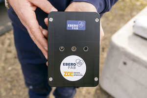 Lasersensor wird in den H&auml;nden gehalten und pr&auml;sentiert.