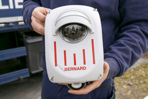 Optischer Sensor wird in den H&auml;nden gehalten und pr&auml;sentiert.