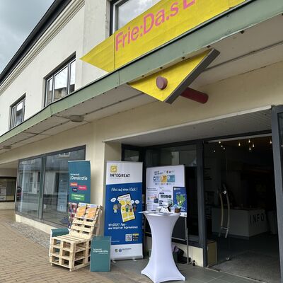 Infostand vor dem Festivalzentrum