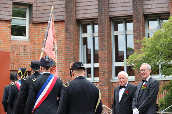Die Friedrichsberger Sch&uuml;tzengilde zieht entlang Landrat Dr. Buschmann (rechts) und Holger Groteguth (links daneben) ins Kreishaus ein.