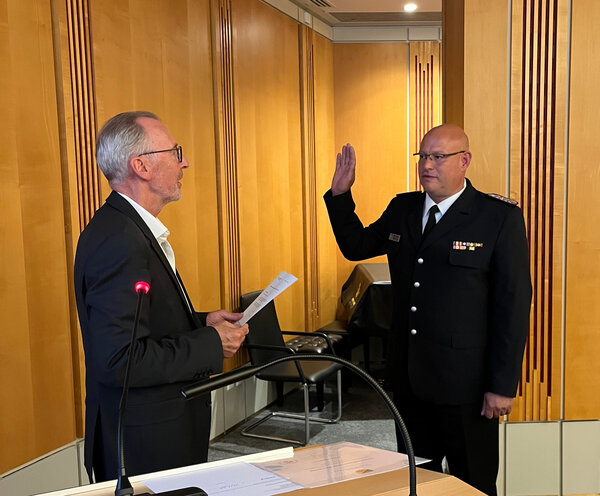 Landrat Dr. Buschmann (links) vereidigt Kreiswehrf&uuml;hrer Mark R&uuml;cker (rechts) im Amt.