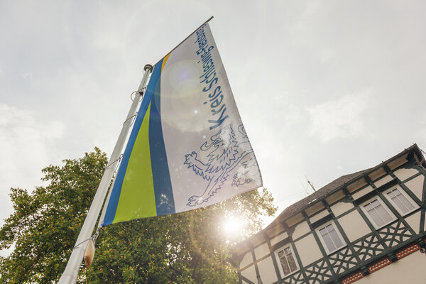 Die Flagge des Kreises Schleswig-Flensburg weht vor dem Kreishaus.