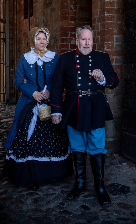 Eine Frau und ein Mann in historischer Kleidung
